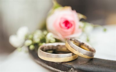 anillos de boda, 4k, boda, anillos de dos tonos, un par de anillos, fondo con anillos de boda, fondo de invitación de boda, conceptos de boda