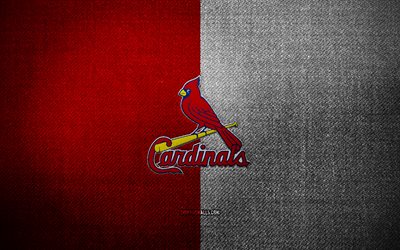 セントルイス・カージナルスのバッジ, 4k, 赤白い布の背景, mlb, セントルイス・カージナルスのロゴ, 野球, スポーツのロゴ, セントルイス・カージナルスの旗, アメリカの野球チーム, セントルイス・カージナルス