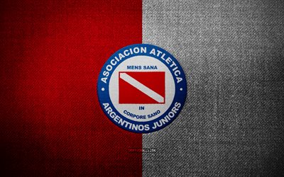 アルゼンチンジュニアのバッジ, 4k, 赤白い布の背景, リーガプロフェッショナル, アルゼンチンジュニアのロゴ, アルゼンチンジュニアのエンブレム, スポーツのロゴ, アルゼンチン サッカー クラブ, アルゼンチンジュニア, サッカー, フットボール, アルヘンティノス ジュニアーズ fc