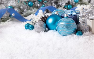 boules de noël bleues sur la neige, joyeux noël, bonne année, fond de noël bleu, neiger, paysage de noël