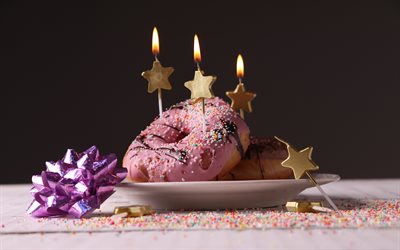 ciambelle, buon compleanno, ciambelle rosa, torta di compleanno, candele accese, congratulazioni di 3 anni, sfondo di compleanno, fiocco di seta viola