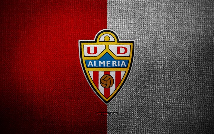 distintivo ud almeria, 4k, sfondo tessuto bianco rosso, laliga, logo ud almeria, emblema ud almeria, logo sportivo, bandiera ud almeria, squadra di calcio spagnola, ud almeria, calcio, almeria fc