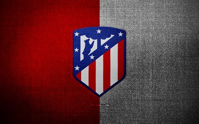 l insigne de l atletico madrid, 4k, fond de tissu blanc rouge, laliga, le logo de l atletico madrid, l emblème de l atletico madrid, le logo sportif, le drapeau de l atletico madrid, le club de football espagnol, l atletico madrid, le soccer, le football, l atletico madrid fc