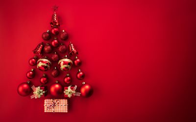 4k, kırmızı noel ağacı, mutlu noeller, yeni yılınız kutlu olsun, noel tebrik kartı, kırmızı noel arka plan, noel kırmızı top ağacı, noel dekorasyonu