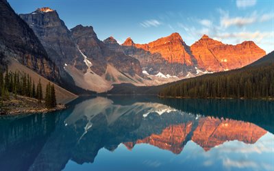 4k, el lago moraine, por la mañana, alberta, el verano, los monumentos canadienses, las montañas, los lagos azules, el parque nacional de banff, los conceptos de viaje, canadá, banff