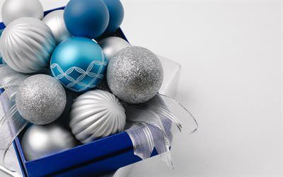 palle di natale bianche blu, 4k, buon natale, felice anno nuovo, sfondo bianco blu di natale, modello di natale, sfondo per biglietto di auguri di natale