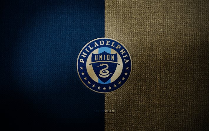insigne de l union de philadelphie, 4k, bleu brun tissu fond, mls, logo de l union de philadelphie, emblème de l union de philadelphie, logo de sport, drapeau de l union de philadelphie, union de philadelphie, football, union de philadelphie fc