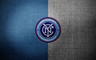 badge fc di new york city, 4k, background di tessuto bianco blu, mls, logo fc di new york city, new york city fc emblem, logo sportivo, flag di new york city, calcio, new york city fc