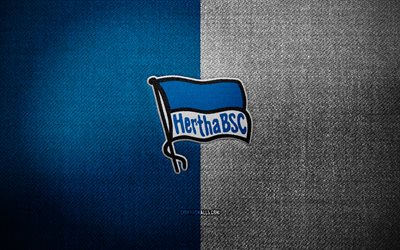 badge hertha bsc, 4k, fond de tissu blanc bleu, bundesliga, hertha bsc logo, hertha bsc emblem, sports logo, allemand football club, hertha bsc, hertha berlin, soccer, football, hertha fc