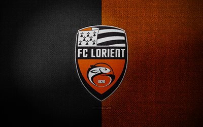 fc lorient badge, 4k, orange schwarzer stoff hintergrund, ligue 1, fc lorient logo, fc lorient emblem, sportlogo, french football club, fc lorient, fußball, lorientierter fc
