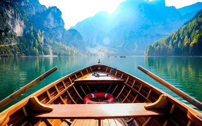 gölü braies, 4k, yaz seyahati, tekneler, mavi göl, dağlar, dolomitler, güney tyrol, italya, alpler, yaz, güzel doğa, yaz tatili, italyan yerleri