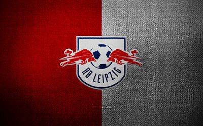 rb leipzig badge, 4k, fundo vermelho de tecido branco, bundesliga, logotipo rb leipzig, emblema rb leipzig, logotipo esportivo, clube de futebol alemão, rb leipzig, futebol, rb leipzig fc