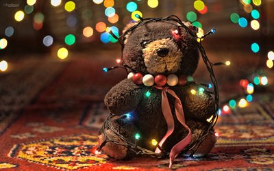ours en peluche, jouets mignons, nouvel an, guirlande, lanternes allumées, joyeux noël, bonne année