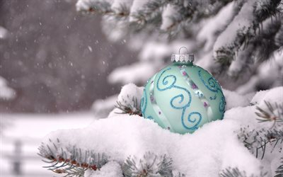 mavi noel topu, 4k, rüzgârla oluşan kar yığınları, yeni yılınız kutlu olsun, noel süsleri, noel, noel topu, karlı noel arka planlar