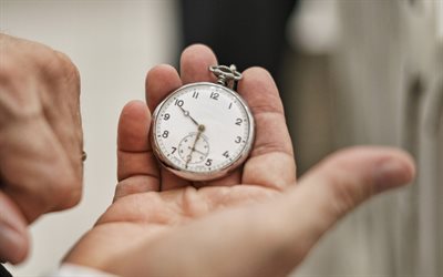 reloj de bolsillo en la mano, 4k, conceptos de tiempo, reloj de bolsillo antiguo, gente de negocios, conceptos de negocios, tiempo para actuar, precio del tiempo, reloj en la mano