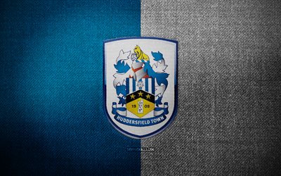 distintivo di huddersfield town, 4k, sfondo in tessuto bianco blu, campionato efl, logo di huddersfield town, emblema di huddersfield town, logo sportivo, squadra di calcio inglese, huddersfield town, calcio, huddersfield town fc