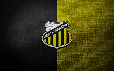 グレミオ・ノヴォリゾンティーノのバッジ, 4k, 黄色の黒い布の背景, ブラジル セリエ b, グレミオ・ノヴォリゾンティーノのロゴ, グレミオ・ノヴォリゾンティーノのエンブレム, スポーツのロゴ, ブラジルのサッカークラブ, グレミオ・ノヴォリゾンティーノ, サッカー, フットボール, グレミオ・ノヴォリゾンティーノ fc