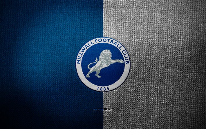 distintivo millwall fc, 4k, sfondo blu tessuto bianco, campionato efl, logo millwall fc, emblema millwall fc, logo sportivo, squadra di calcio inglese, millwall, calcio, millwall fc