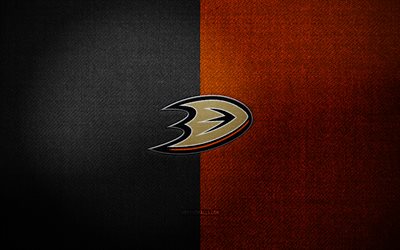 badge anaheim ducks, 4k, sfondo in tessuto arancione nero, nhl, logo anaheim ducks, emblema di anaheim ducks, hockey, logo sportivo, bandiera anaheim ducks, squadra di hockey americana, anaheim ducks