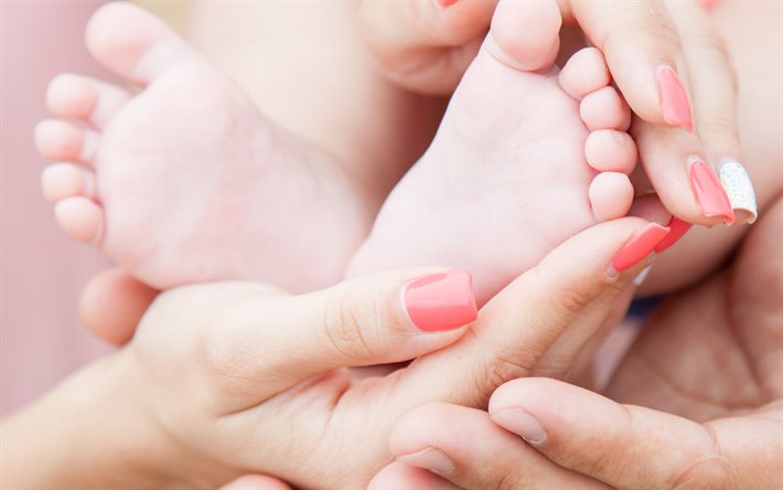 손에있는 아기 발, 4k, 모성 개념, 출산, 가족, 아기, 가족 계획, 가족 개념, 작은 아이, 아버지, 부모 개념