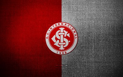 scインテルナシオナルバッジ, 4k, 赤白い布の背景, ブラジルのセリエ a, scインテルナシオナルのロゴ, scインテルナシオナルのエンブレム, スポーツのロゴ, ブラジルのサッカークラブ, scインテルナシオナル, サッカー, フットボール, インテルナシオナル fc