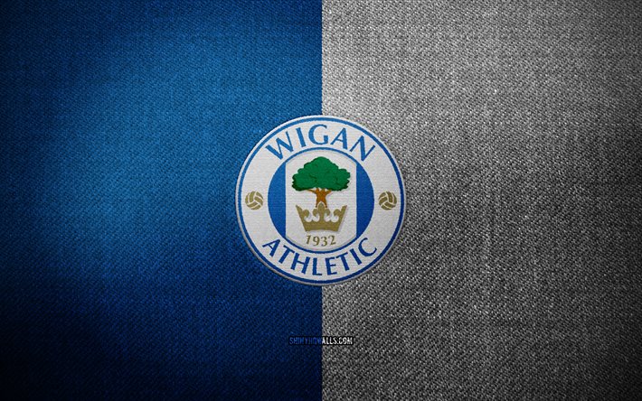 distintivo do wigan athletic, 4k, fundo de tecido branco azul, campeonato efl, logo do wigan athletic, emblema do atlético wigan, logotipo esportivo, clube de futebol inglês, wigan atlético, futebol, wigan atlético fc