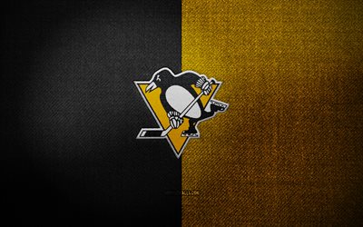 distintivo di penguins di pittsburgh, 4k, sfondo in tessuto nero giallo, nhl, logo dei pinguini di pittsburgh, emblema dei pinguini di pittsburgh, hockey, logo sportivo, bandiera dei pinguini di pittsburgh, squadra di hockey americana, pittsburgh pinguins