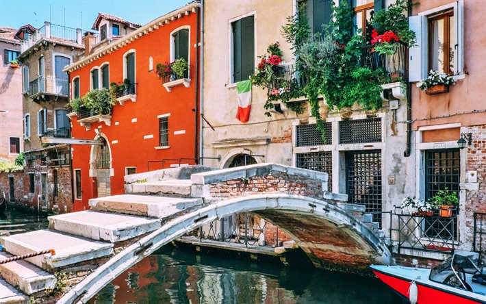 venezia, bellissimi edifici colorati, ponte, paesaggio urbano di venezia, mattina, bandiera dell italia, venice streets, italia