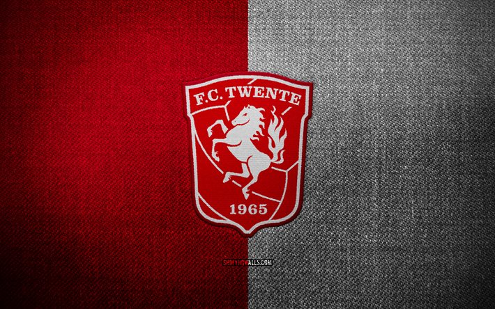 fc twente badge, 4k, background in tessuto bianco rosso, eredivisie, fc twente logo, fc twente emblem, logo sportivo, club di calcio olandese, fc twente, calcio, twente fc
