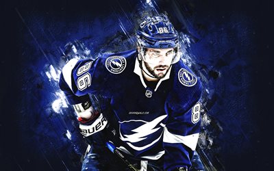 nikita kucherov, tampa bay lightning, nhl, porträt, blauer steinhintergrund, russischer hockeyspieler, hockey, national hockey league