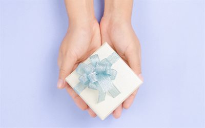 손에 선물, 4k, 파란색 실크 활, 선물 상자, 선물 선택, 손에 선물 상자, 휴일 배경, 선물주기