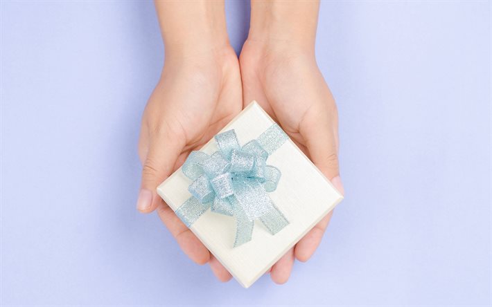 هدية في متناول اليد, 4k, القوس الحرير الأزرق, صندوق الهدايا, اختيار الهدية, هدية مربع في أيدي, عطلة الخلفية, اعطاء هدية