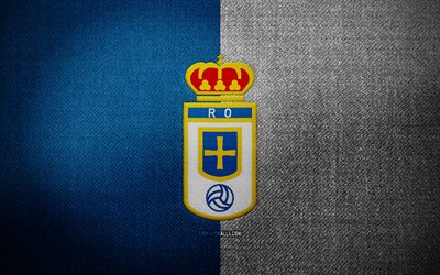 distintivo del vero oviedo, 4k, sfondo blu tessuto bianco, la liga2, vero logo oviedo, stemma del vero oviedo, logo sportivo, bandiera di oviedo reale, squadra di calcio spagnola, vero oviedo, la liga 2, calcio, real oviedo fc