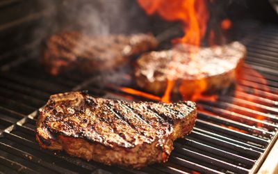 gegrillte steaks, 4k, gebratenes fleisch, brazier, fleisch auf feuer, schweinesteaks, fleischgerichte, grillmenü, gegrilltes fleisch, steaks