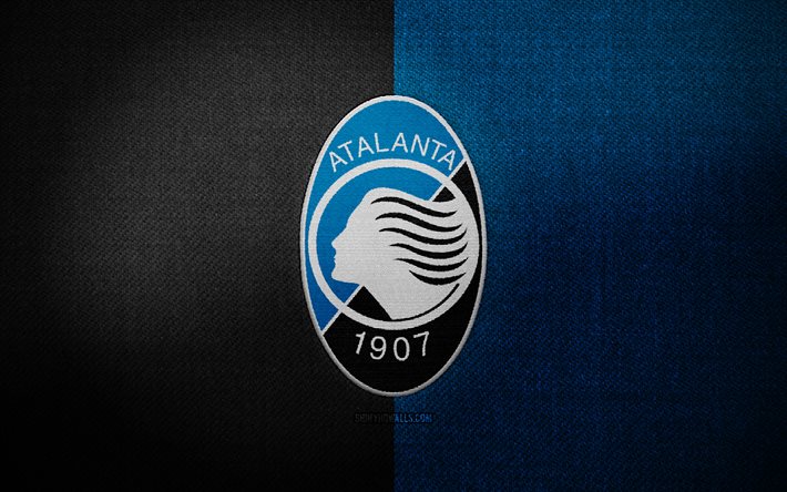 atalanta bc-abzeichen, 4k, blauer schwarzer stoffhintergrund, serie a, atalanta bc-logo, atalanta bc-emblem, sportlogo, italienischer fußballverein, atalanta bc, fußball, atalanta fc