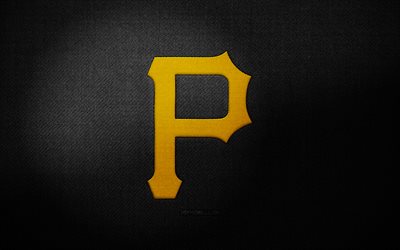 distintivo pittsburgh pirates, 4k, sfondo in tessuto nero, mlb, logo pittsburgh pirates, baseball, logo sportivo, bandiera pittsburgh pirates, squadra di baseball americana, pittsburgh pirates