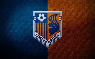 distintivo omiya ardija, 4k, fundo de tecido laranja azul, liga j2, logo omiya ardija, emblema de omiya ardija, logotipo esportivo, bandeira de omiya ardija, clube de futebol japonês, omiya ardija, futebol, omiya ardija fc