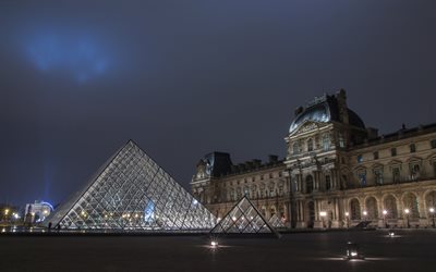 musée du louvre, paris, pyramide de verre, soirée, palais du louvre, coucher de soleil, louvre, paris landmark, france