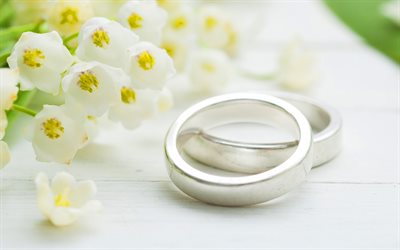 anneaux de mariage en or blanc, 4k, concepts de mariage, printemps, fleurs blanches, anneaux de mariage, fond d invitation de mariage, or blanc
