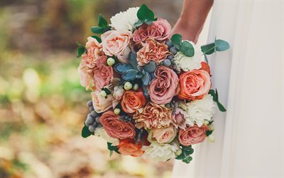 bouquet nelle mani della sposa, 4k, bouquet da sposa, bouquet di rose, rose rosse, sposa, concetti di nozze, sfondo per invito a nozze, rose