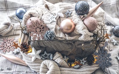 decorações de natal, feliz ano novo, cesta com enfeites de natal, feliz natal, cones, flocos de neve de bronze, fundo de natal