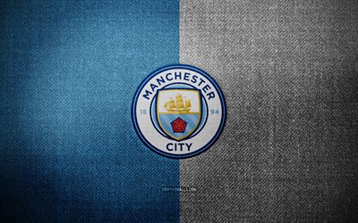 manchester city-abzeichen, 4k, blau-weißer stoffhintergrund, premier league, manchester city-logo, manchester city-emblem, sportlogo, manchester city-flagge, manchester city, fußball, manchester city fc